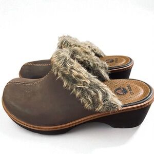 Crocs Cobbler Fuzz Mule Clogs Women's 8 Brown Faux Fur Trim Casual Wedge Shoes